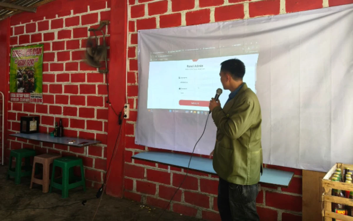 Foto Angga Lisdiyanto, S.Kom., M.Kom, salah satu anggota Tim Pengabdian UPN Veteran Jatim saat memaparkan materi pelatihan berupa penggunaan website yang telah dirancang dengan tampilan sederhana agar mudah dioperasikan oleh pemilik maupun karyawan. (Foto: Humas UPN Veteran Jatim for Ketik.com)
