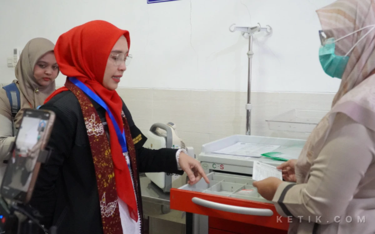 Foto Anggota Tim Survei KARS, dr. Puspita Handayani, Sp.OG(K), melakukan penelusuran ke sejumlah ruang pelayanan dan manajemen RSUD dr. Darsono Pacitan dalam rangka survei simulasi akreditasi. (Foto: RSUD for Ketik.com)
