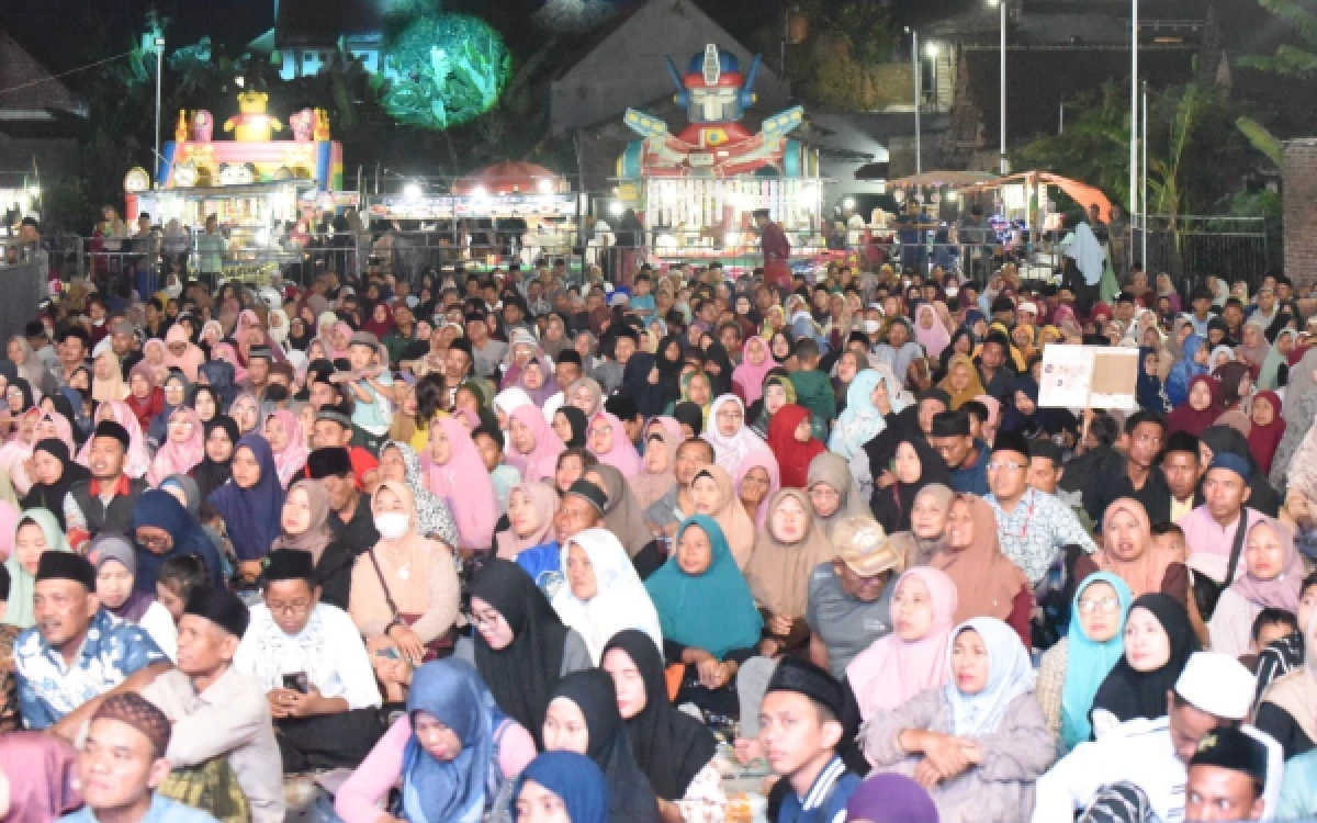 Foto Ribuan jamaah mengikuti pengajian dan sholawatan yang dihadiri oleh KH Anwar Zahid dan Bupati Subandi menyambut HUT Ke-21 PT Karya Bintang Mandiri di Balongbendo. (Foto: Marta/Kominfo Sidoarjo)