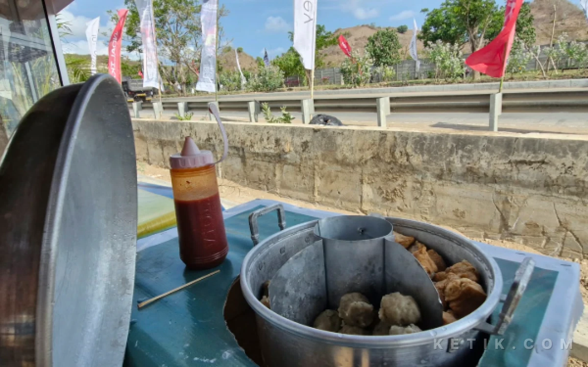 Foto Bakso menjadi salah satu menu favorit pengunjung Warung Bu Laras. (Foto: Naufal/Ketik.com)