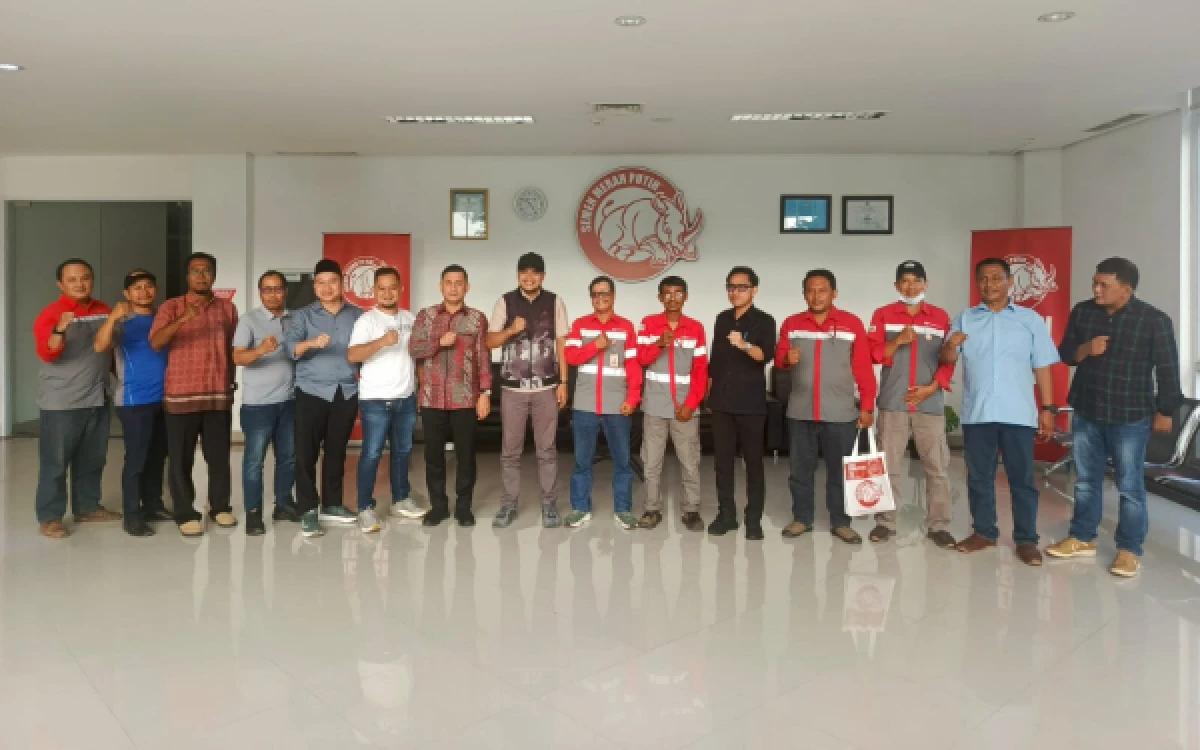 Foto Rombongan Pansus DPRD Kabupaten Lebak bersama jajaran Disnaker melakukan peninjauan langsung ke dua perusahaan yang mempekerjakan tenaga kerja asing, yakni PT SBJ di Kecamatan Cibeber dan PT Cemindo Gemilang di Kecamatan Bayah. (Foto: Disnaker Lebak for ketik.com)