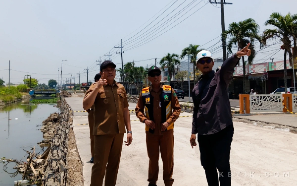 Foto Bupati Subandi, Kepala Dinas PU Bina Marga Mahmud, dan kontraktor pelaksana melihat langsung progres pembetonan jalan ruas Desa Kebonagung hingga Kemasan, Kecamatan Krian,  pada Selasa (6 Oktober 2026). (Foto: Fathur Roziq/Ketik.com)