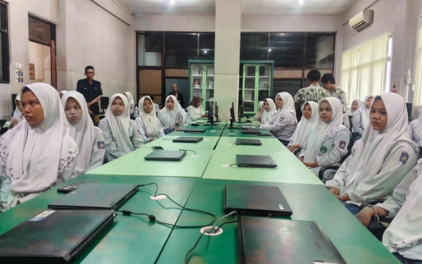 Foto Para murid SMK YPM 8 Sidoarjo saat mengikuti jalannya sosialisasi pendidikan pemilihan bagi pemilih muda. (Foto: Anas/Ketik.com)