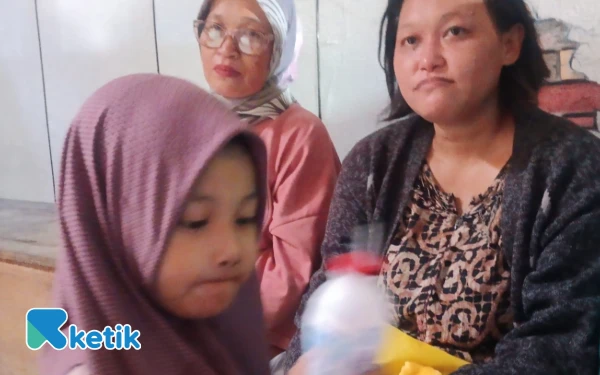 Thumbnail Berita - Ibu 5 Anak di Sidoarjo Hidup di Kolong Jembatan Layang, Suami Minggat Tinggalkan Banyak Utang