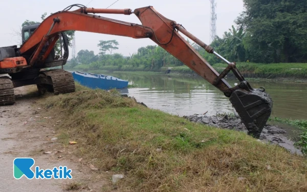 Thumbnail Berita - Bupati Subandi Cek Pengerukan Afvour Mbah Gepuk, Wabup Mimik Idayana Dukung Dapur Umum