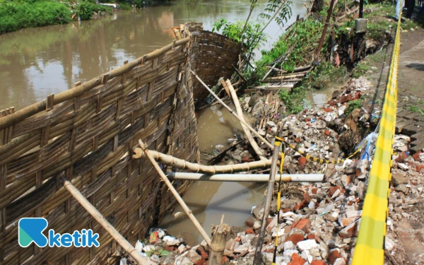 Thumbnail Berita - Bupati Subandi Datangi Bantaran Sungai Longsor, Warga Prambon Kaget Responsnya Sangat Cepat