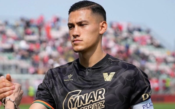 Thumbnail Berita - Sassuolo Hajar Fiorentina 3-1, Kapten Timnas Indonesia Jay Idzes Tampil Solid