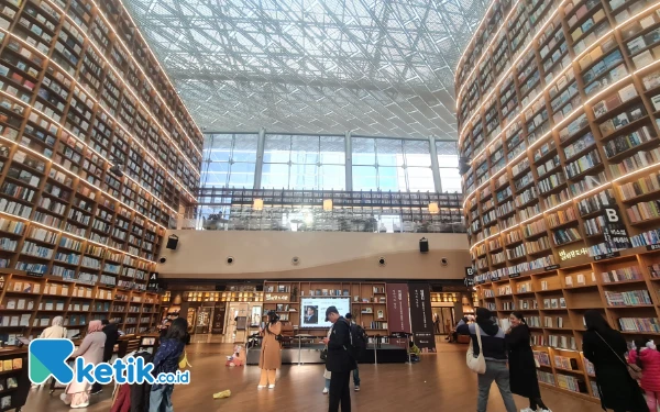 Thumbnail Salah satu sudut foto paling favorit para pengunjung yang diapit twin building berisi jutaan koleksi buku. (Foto: Nasya Haura/Ketik.co.id)