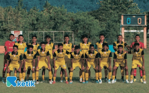 Thumbnail Berita - Bupati Cup Halsel 2025: Tendangan Bebas Magis Afdal Bawa Mandaong ke 28 Besar