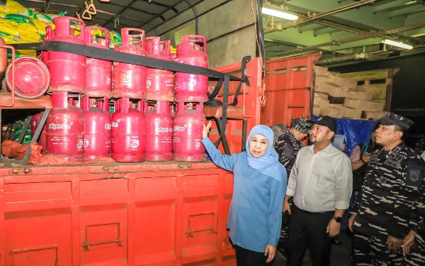 Thumbnail Berita - Gelombang Tinggi Kepung Bawean, Harga Selangit! Ini Aksi Khofifah Kirim Bantuan Gunakan Kapal Perang