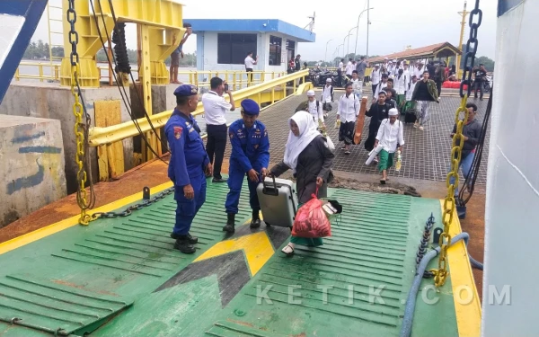 Thumbnail Berita - Satpolairud Polres Situbondo Layani Santri Pulang Kampung dengan Humanis