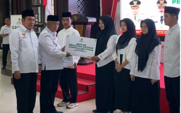 Thumbnail Berita - Diserahkan Bupati Sanusi, 126 Mahasiswa Baru Dapat Beasiswa dari Baznas Kabupaten Malang