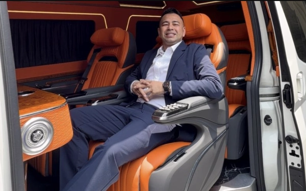 Thumbnail Berita - Raffi Ahmad Borong 2 Mobil HiAce, Interior Dirombak Super Mewah