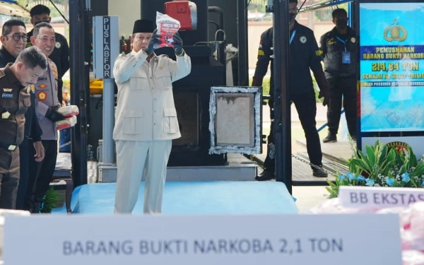 Thumbnail Berita - Prabowo Pimpin Pemusnahan 214 Ton Narkoba Senilai Rp29,37 Triliun di Mabes Polri