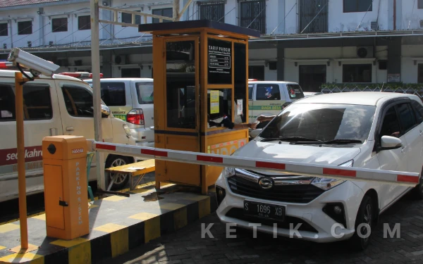 Thumbnail Berita - Terus Berbenah, Masyarakat Sebut Sistem Parkir RSUD Jombang Modern Seperti di Mall