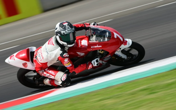 Thumbnail Berita - KADO LEBARAN 2026! Veda Ukir Sejarah, Pembalap Indonesia Pertama Raih Podium GP