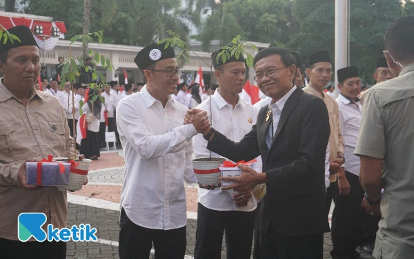 Thumbnail Seluruh pengurus DPC HKTI se-Jawa Timur yang dilantik juga mendapatkan hadiah tanaman Indigofera. (Foto: Billy Reksodikromo/ Ketik)