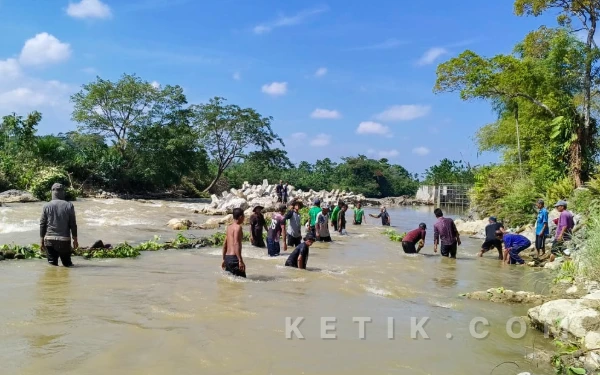 Thumbnail Berita - Kemarau Dua Bulan, Warta Tani Beutong di Nagan Raya Bangun Bendungan Darurat