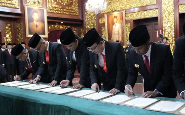 Thumbnail Berita - Bukan Sekadar Musisi, Noe Letto Anak Cak Nun Kini Jadi 'Otak' Strategis di Kemenhan RI