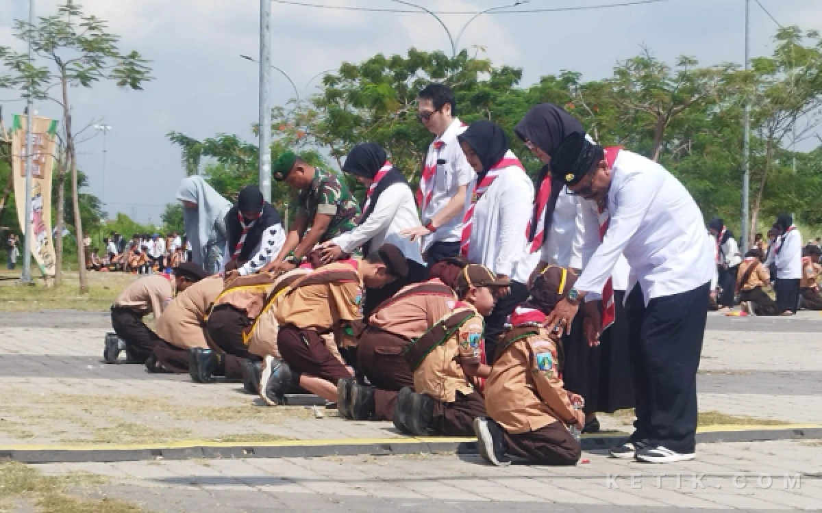 Foto Kegiatan membasuh kaki orang tua berhasil memecahkan rekor Muri dengan total 130.000 peserta membuat Wali Kota Surabaya meneteskan air mata. (Foto: Sutejo Rc/Ketik.com)