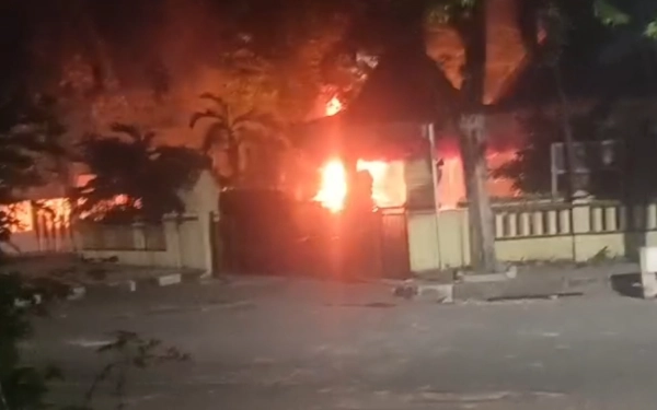 Thumbnail Berita - Hangus Terbakar! Markas Polsek Tegalsari Jadi Sasaran Amuk Massa
