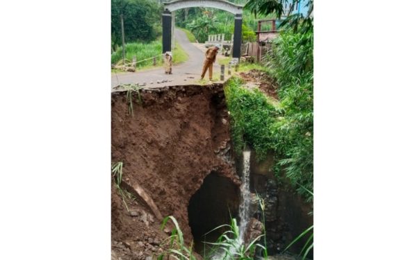 Thumbnail Berita - Mengerikan! Jalan di Ngantang Kabupaten Malang Longsor Sedalam 12 Meter, Bentuknya Menyerupai Goa