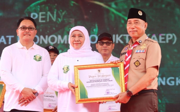 Thumbnail Berita - Ketua Kwarda Jatim Arum Sabil Terima Penghargaan Dharma Pembentukan Karakter Generasi Muda