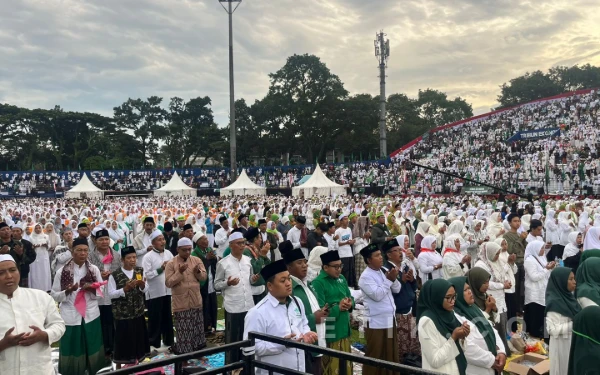 Thumbnail Berita - Lautan Manusia! 107 Ribu Jemaah Padati Stadion Gajayana dalam Puncak Harlah 1 Abad NU