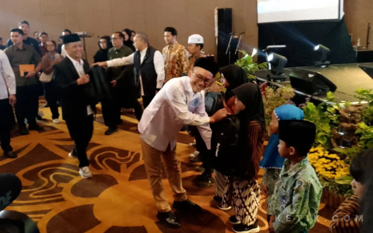 Thumbnail Berita - Dilantik Langsung Dihadiri Menko Zulhas, Ini Sosok Gus Makhrus yang Nahkodai GAPEMBI Jatim!