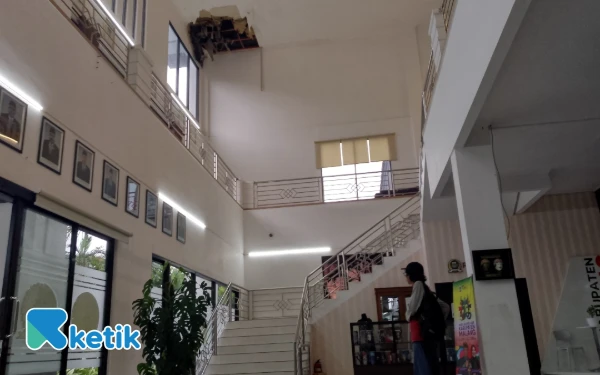 Thumbnail Berita - Waduh! Hujan Deras, Atap Plafon DPRD Kabupaten Malang Ambrol