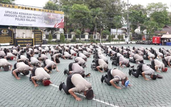 Thumbnail Berita - Sujud Syukur, Momen Haru 137 Personel Polres Malang Naik Pangkat di Awal 2026