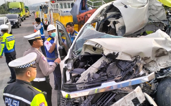 Thumbnail Berita - Diduga Microsleep, Hiace Tabrak Truk di Tol Malang–Pandaan, Dua Orang Tewas