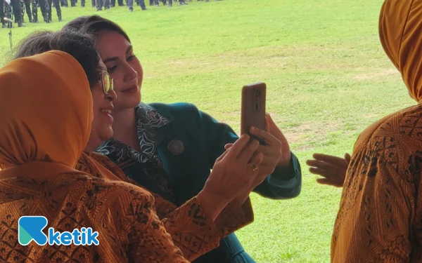 Thumbnail Berita - Jadi Sasaran Foto Bareng! Begini Cantiknya Arumi Bachsin "Diserbu" Emak-Emak di Tugu Pahlawan