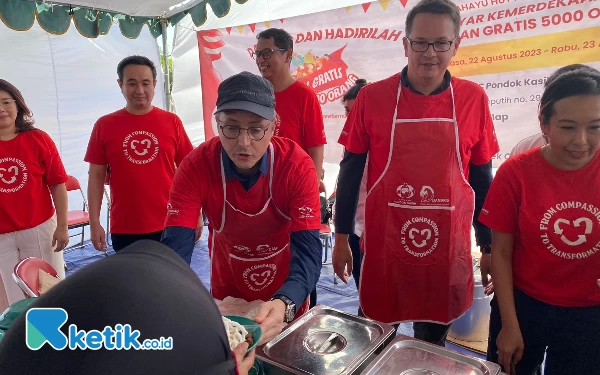 Konjen AS Ikut Bagikan 5.000 Makanan Gratis untuk Warga Surabaya