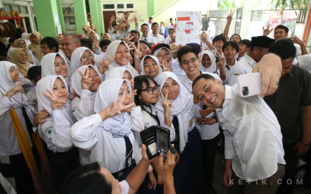 Foto Eri Cahyadi asyik ber-selfie ria bersama anak anak Sekolah Menengah Pertama setelah melakukan kunjungan untuk melihat langsung pola pembinaan karakter agar tak terjadi bulliying. (Foto : Diskominfo Surabaya)