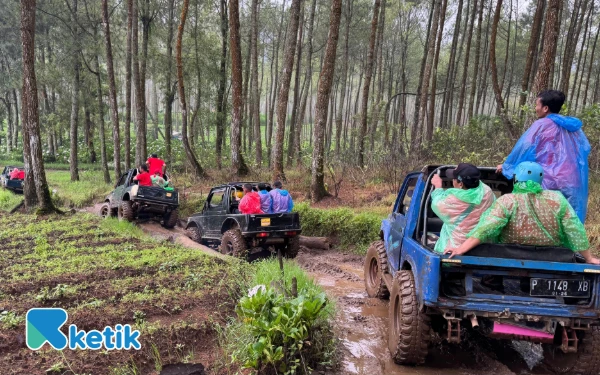 Thumbnail Beberapa jeep melewati jalur ekstrem offroad di Coban Talun Batu. (Foto: Dok. Ketik.com)