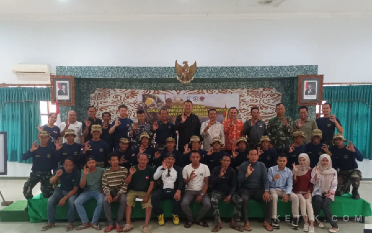 Thumbnail Berita - Siswa Dikbrevet Penyelam Angkatan 56 Gelar Bhakti Sosial di Pasir Putih Situbondo