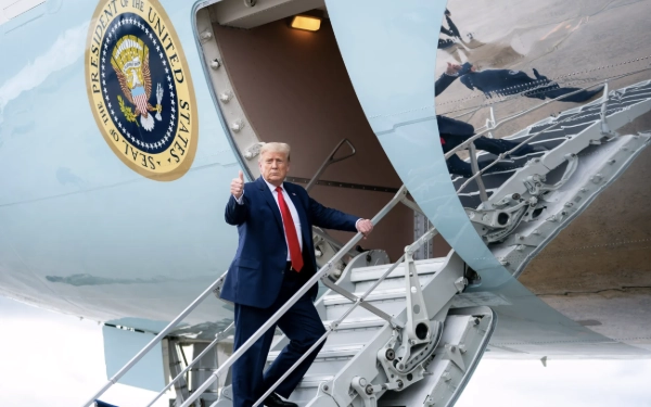 Thumbnail Berita - Benda Misterius Ditemukan Saat Trump Mau Naik Pesawat