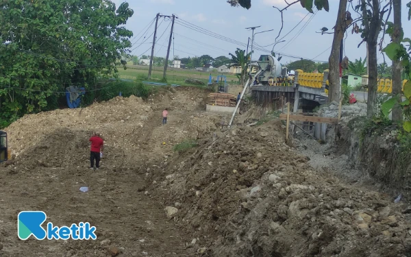 Thumbnail Berita - Dinas PU SDA Unit Bojonegoro Rebab Jaringan Irigasi Senilai Rp3 Miliar di Senori -Bangilan Tuban