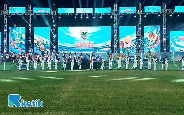 Thumbnail Kontingen Kabupaten Malang saat tampil defile di Penutupan Porprov IX Jatim 2025 di Stadion Kanjuruhan. (Foto: Binar Gumilang/Ketik)