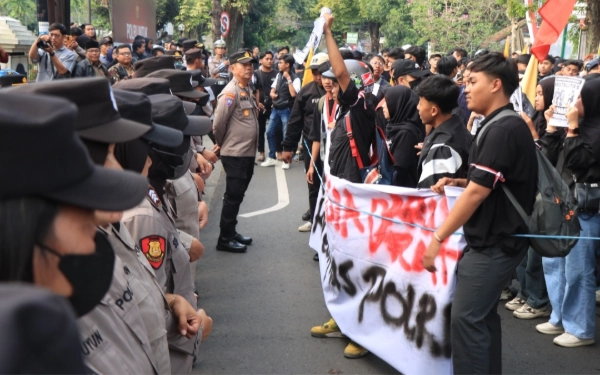 Thumbnail Berita - Ratusan Mahasiswa Gelar Aksi di Polres Malang, Kapolres Pastikan Sampaikan Aspirasi