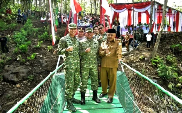 Thumbnail Berita - Akhirnya! Jembatan Gantung Garuda Penghubung 2 Desa di Kabupaten Malang Diresmikan, Warga Tak Perlu Lagi Naik Getek