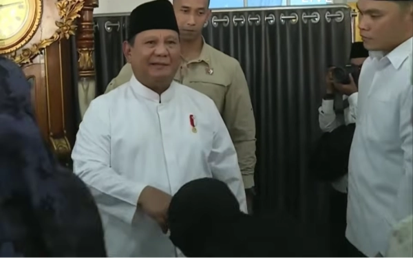 Thumbnail Berita - Prabowo Salat Id di Aceh Tamiang, Bagikan Sembako hingga Tinjau Huntara Korban Banjir
