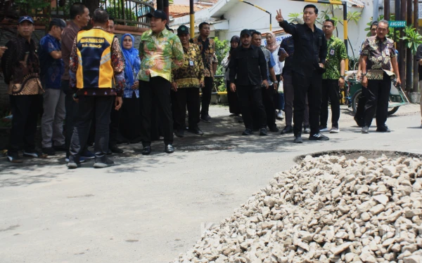 Thumbnail Berita - Bupati Subandi Gencar Sidak Jalan Rusak di Sidoarjo, Respons Cepat Keluhan Masyarakat