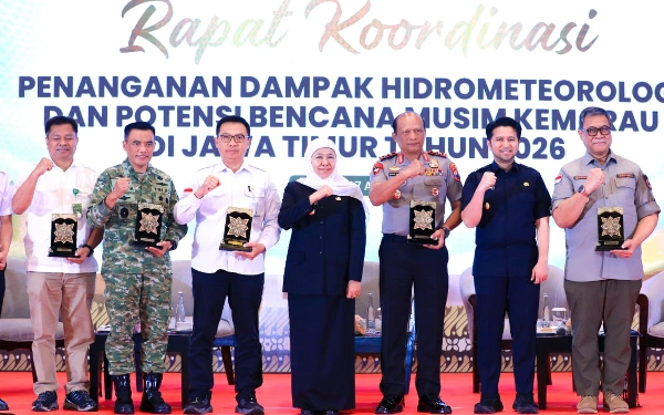 Thumbnail Berita - Rakor Penanganan Kemarau Panjang 2026! Gubernur Khofifah Ingatkan Tak Bakar Sampah-Lahan Berpotensi Karhutla