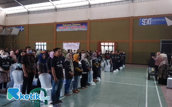 Thumbnail Peserta menyanyikan lagu kebangsaan Indonesia Raya sebelum dimulainya sosialisasi penanggulangan stunting (Foto: Sugeng Hariyadi/Ketik.co.id)