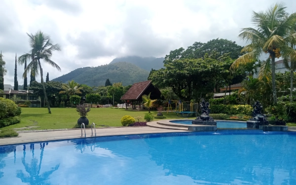 Thumbnail Pemandangan Gunung Panderman yang bisa dinikmati dari area kolam renang di El Hotel Kartika Wijaya Kota Batu. (Foto: Aliyah/Ketik.com)