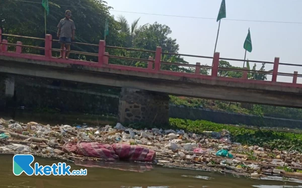 Patroli Air Temukan 2 Kasur dan Limbah Pabrik  Dibuang di Sungai Sadar