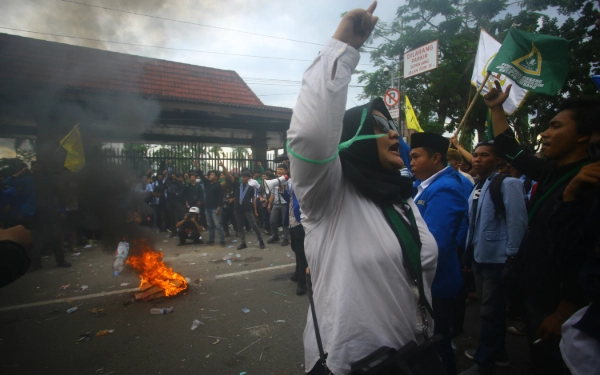 Thumbnail Ribuan Mahasiswa yang tergabung dalam Cipayung Plus, BEM Sumsel, Dema UIN RF Palembang, dan Aliansi Mahasiswa Sumsel melakukan aksi kekantor DPRD Sumatera Selatan, Jalan POM IX, Kecamatan Ilir Barat I, Senin, 1 September 2025. Mahasiswa mendesak DPR untuk tidak merealisasikan tunjangan bagi anggota dewan. Selain itu, mendesak DPR untuk segera merealisasikan RUU Perampasan Aset, Revisi UU Pemilu, dan evaluasi kinerja DPR. (Foto: Wahyu Rahmanto/Ketik)