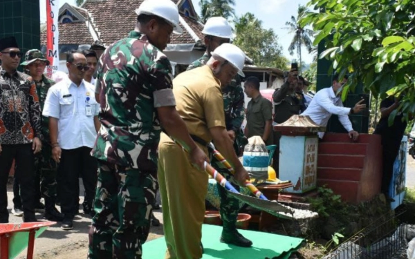Thumbnail Berita - TMMD ke-126, Bupati Malang dan Dandim 0818 Bantu Warga Gotong Royong Bangun Drainase